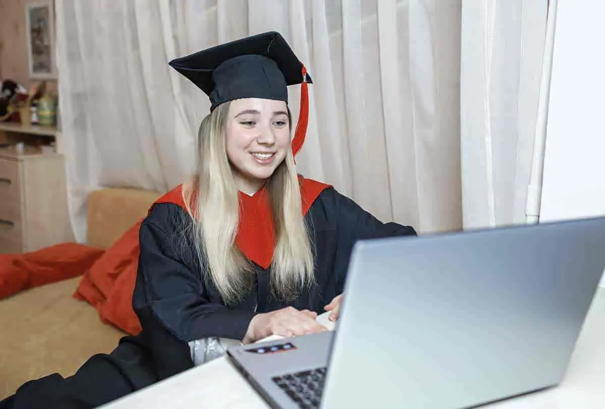 7 Benefits of Studying a Distance Learning Degree in 2025